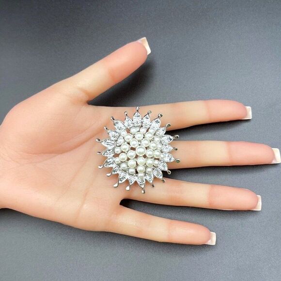 Silver with White Pearl Round Sunflower Vintage Style Pin Back Brooch - Picture 7 of 7